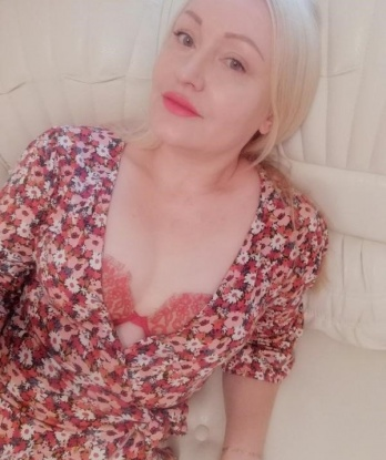 Разнообразие возможностей, которые я предлагаю, просто поражает! 🌈💋
Я готова исполнить все твои сокровенные фантазии и почувствовать с тобой незабываемую страсть. Моя фотографии - это лишь немного подсказок о том, что тебя ожидает 😍💦
У меня дружелюбная личность, и мне нравится учиться новому, поэтому уверена, что вместе мы оставим яркие воспоминания. 💫
Отзывы клиентов говорят сами за себя. Мой приятный характер и нежные прикосновения дарят им удовольствие, которого они так долго искали. 😜✨
Так что, если ты желаешь испытать настоящее блаженство и насладиться мной в Москве, не стесняйся звонить. Жду тебя, милый 😘🔥 Клавдия